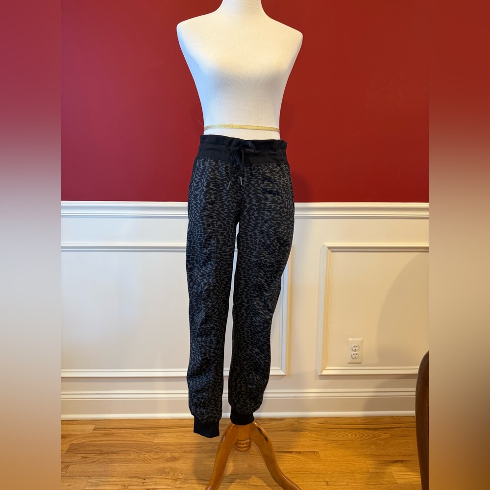 Lululemon women’s joggers. Size 8
